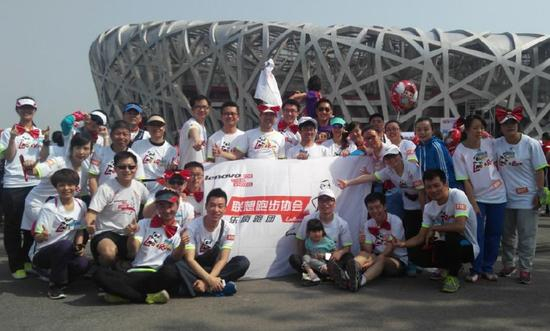 参加爱跑北京鸟巢公益跑。