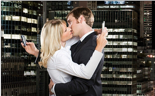 嘴巴说着爱你的男人