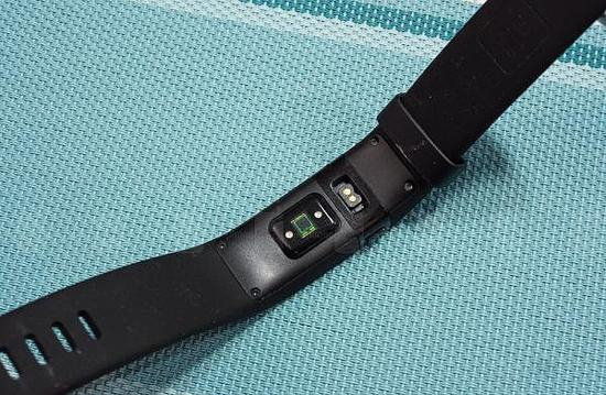 Fitbit Charge HR背部芯片细节