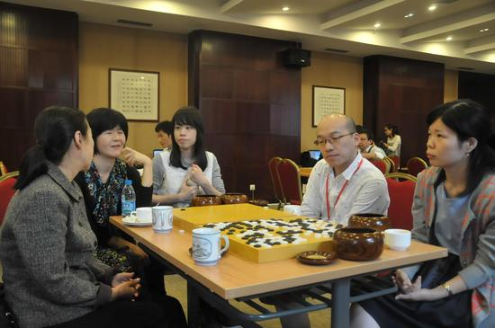 日本队在研究室关注棋局进程