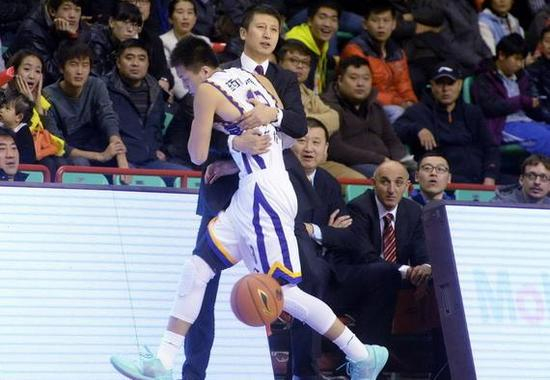 郭艾伦和辽宁男篮的争议点并不在体制上