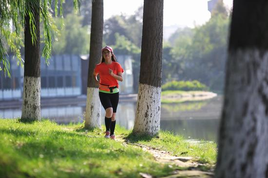 jenny跑步瞬间。