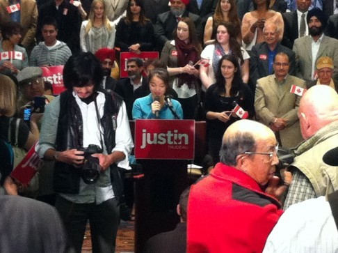 　　2012年10月3日，16岁的程颂莲以普通话、英语、法语在一次自由党的重要活动上介绍特鲁多。（图片来源：Andree Lau/Huffington Post BC）