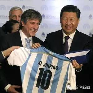 习近平访阿根廷时获赠一件博卡青年队10号队服。