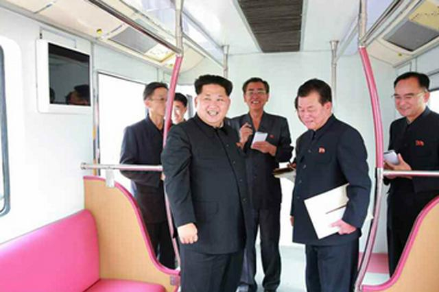 金正恩体验新造地铁列车，强调国产化重要性（网页截图）