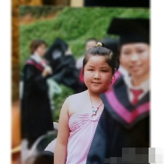 图为何妍小时候照片。