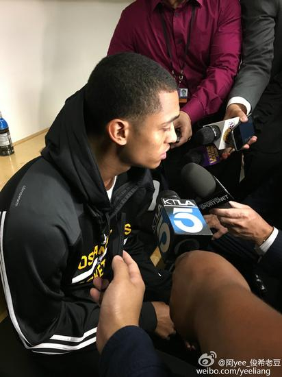 克拉克森右肩扭伤