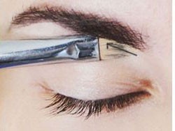 眉头浅色轻扫就ok