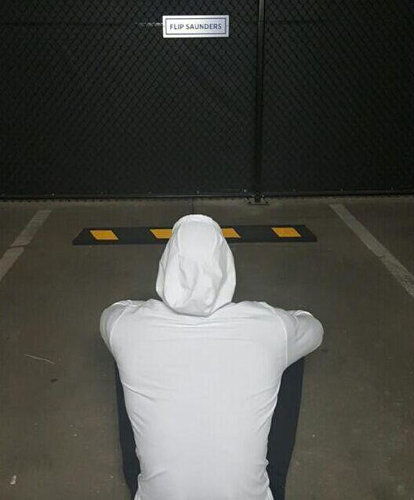 得知恩师去世狼王悲伤的守在桑德斯的车位前