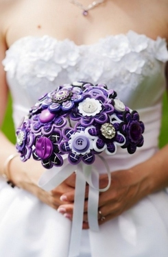 这束紫色的纽扣手捧花透着一股浪漫的气息
