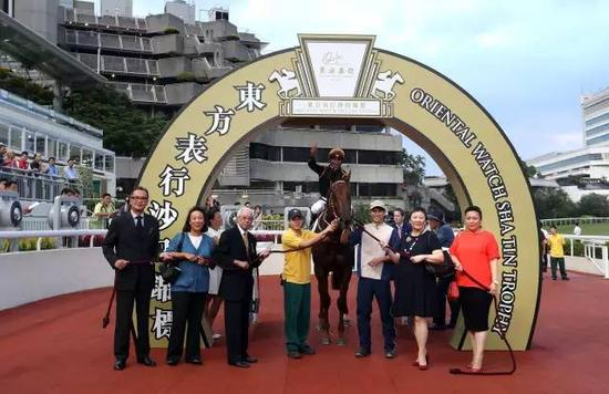 “步步友”胜出精英碗后，马主及其亲友在凯旋门拉头马祝捷