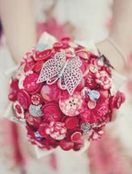 　这束红色的纽扣手捧花颜色很鲜艳