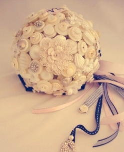 系着粉红色和深蓝色的丝带