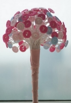 这个造型的手捧花比较适合气质活泼、年轻的新娘