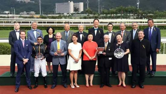 精英碗颁奖礼上，“步步友”的马主、练马师、骑师与马会董事及行政总裁合照。
