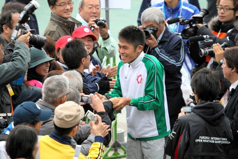 2011年福冈国际马拉松之后川内优辉和粉丝们在一起