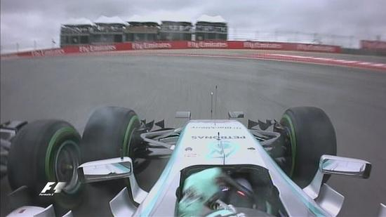 F1美国站一号弯，汉密尔顿把罗斯博格“推”出了赛道。