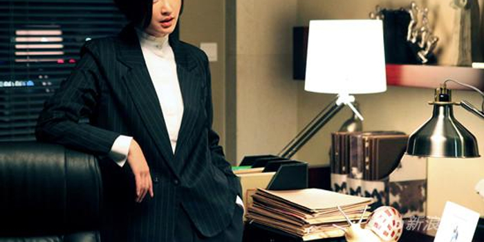 个从天而降的萌娃之间的逗趣故事中,饰演律师陶雨桐的张歆艺脱颖而出