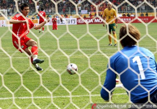 2008年国足世预赛对阵澳大利亚，邵佳一最后时刻罚失点球的瞬间