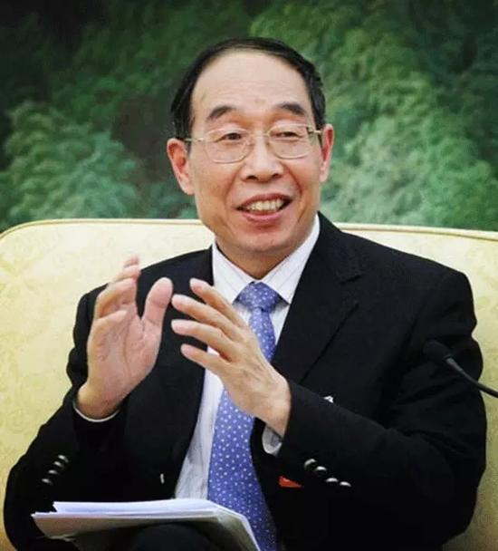 　　▲尤权，1954年1月生，河北卢龙人，当选中央委员时，担任的职务是国务院常务副秘书长、国办机关党组副书记(正部级)，一个月后，他开始担任福建省委书记。纵观尤权的简历，可以看到他曾长期在国务院工作。