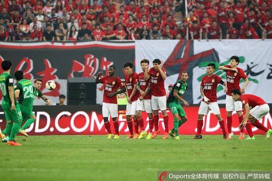 邵佳一任意球绝杀恒大瞬间