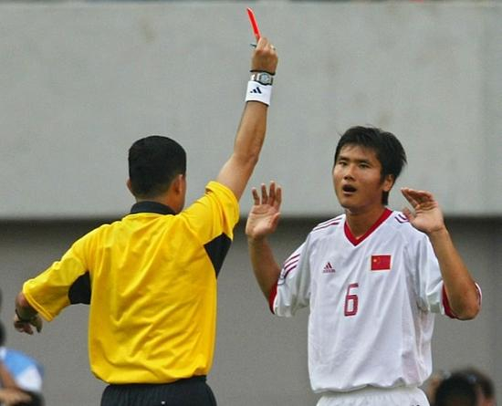 2002世界杯，国足对阵土耳其的比赛，邵佳一吃到红牌