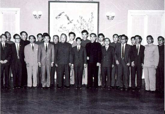 1963年周恩来和陈毅接待日本围棋代表团