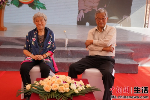 褚时健(右)与夫人马静芬 中新网 王槊摄