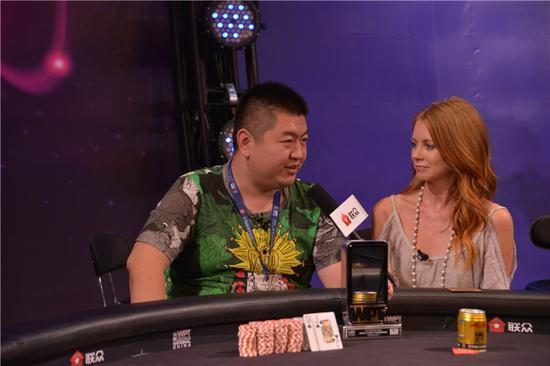 冠军孙树接受美女记者采访