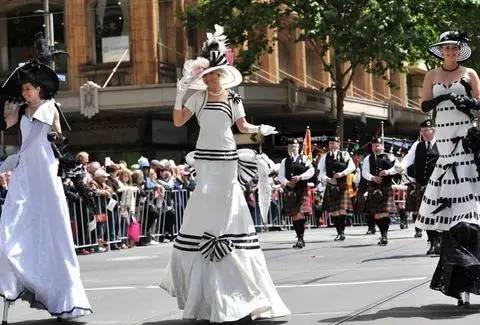墨尔本杯前的节日大游行上踩着高跷模仿《窈窕淑女》奥黛丽-赫本的女士们。 ABC