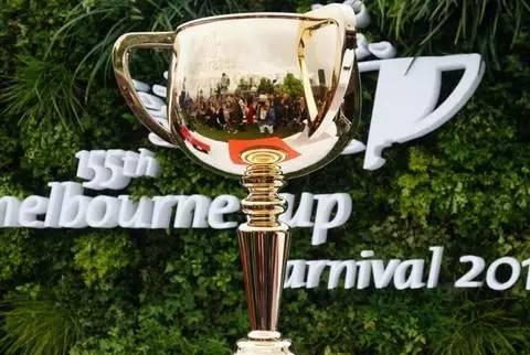 金光闪闪的墨尔本杯冠军杯价值17.5万澳元。 ABC：Erwin Renaldi