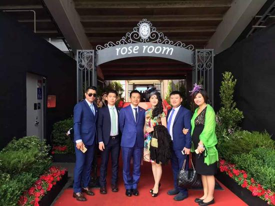 玫瑰厅合影留念