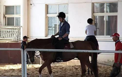 图：北京工业大学同学们体验骑乘