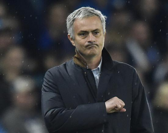 细雨中，穆帅以手指心回应球迷支持