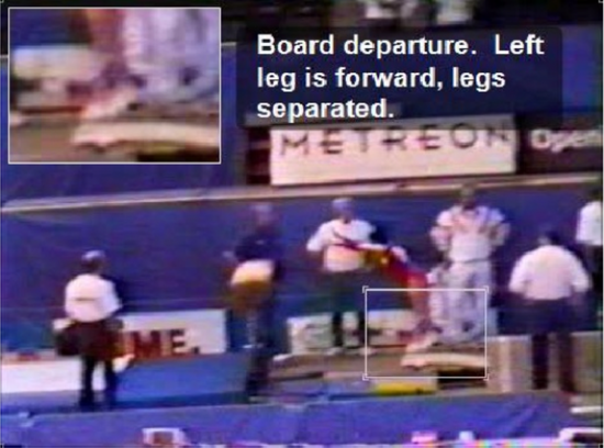 截图三：离开跳板瞬间，两只脚未并拢。