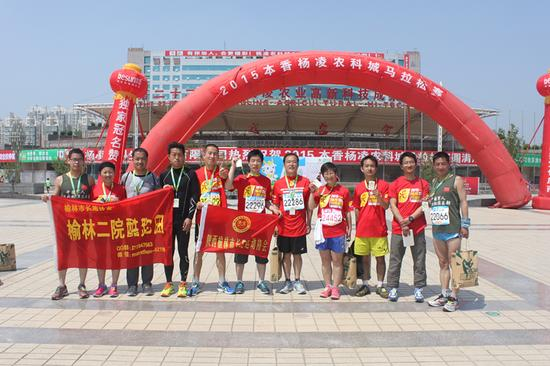 参与各种活动。