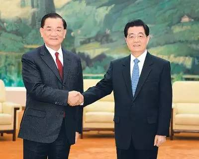 　　2013年2月26日，胡锦涛在北京人民大会堂会见国民党荣誉主席连战及台湾各界人士一行。这是自2005年来的第12次“胡连会”。