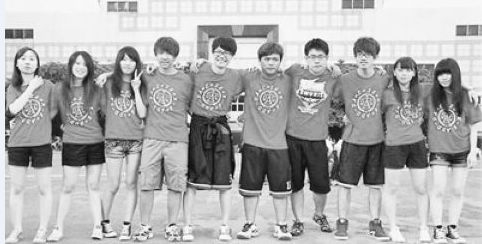 在台湾高校就读的大陆籍学生与台湾同学相处融洽。人民日报资料图