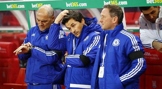 穆里尼奥被罚停赛，助教霍兰德，法里纳和洛罗在教练席联合指挥。