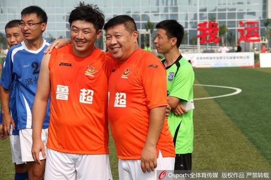 崔鹏现身业余赛场（图左）