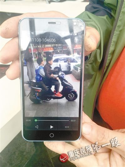 ◀两名小男孩骑电动车被市民用手机拍了下来