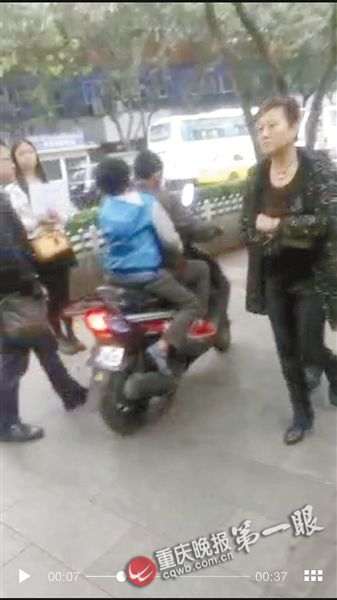 ▲两名小男孩在人行道上骑电动车