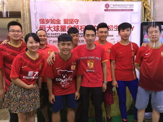 参加金英权爱女满月派对