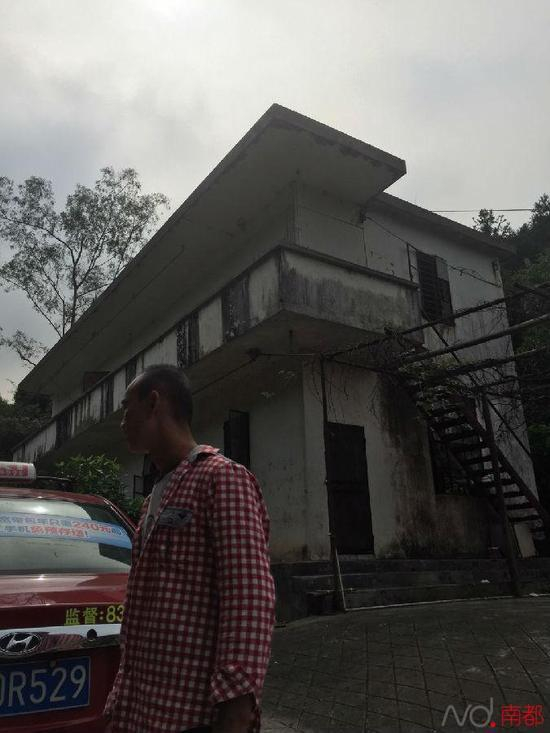 事发地在高明坑美村一座废弃二层小楼上。