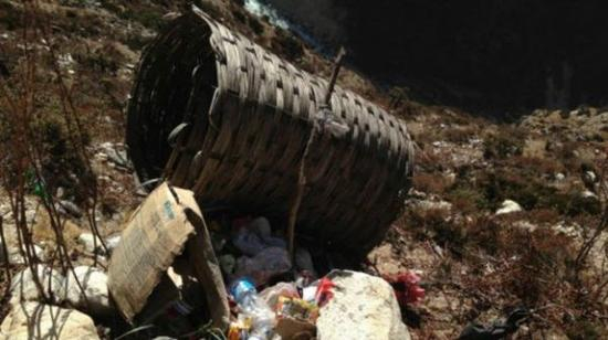 小路一侧的垃圾（图片来源：Adam Popescu）