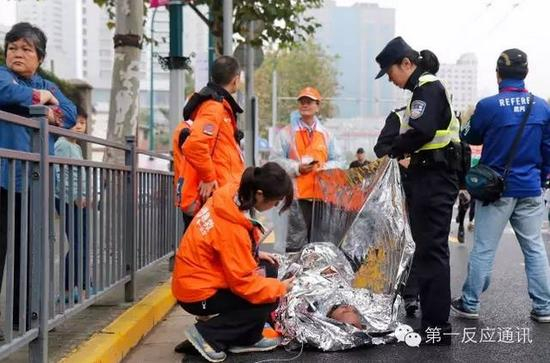 上马志愿者帮助选手瞬间