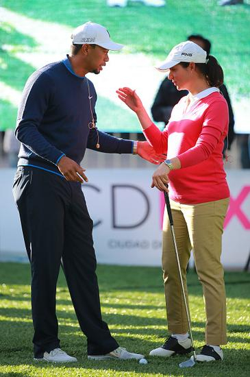 怀孕的奥查娅上月与伍兹在墨西哥的活动现场