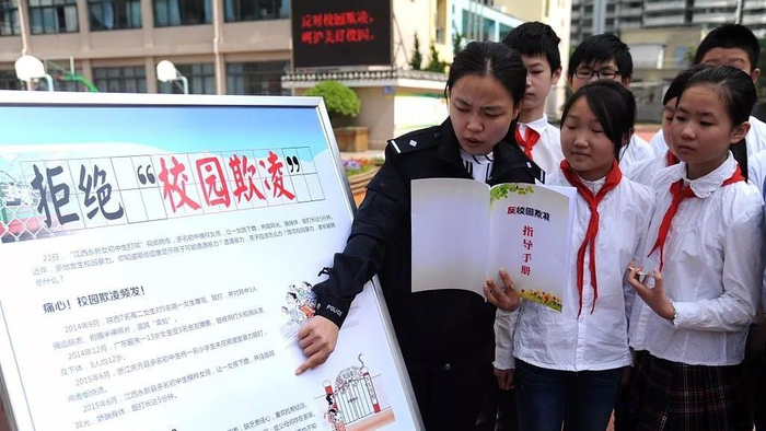▲民警向学生们普及反校园欺凌防范和自救知识。&nbsp; 图/视觉中国
