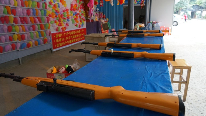 ▲2017年1月，广西一公园的射击游戏摊。&nbsp; 图片来源：视觉中国