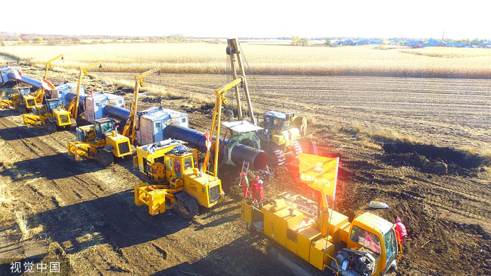 　　2018年10月7日，黑龙江黑河，中国石油管道局四公司焊接机组施工人员采用国产CPP-900设备进行焊接。图自视觉中国